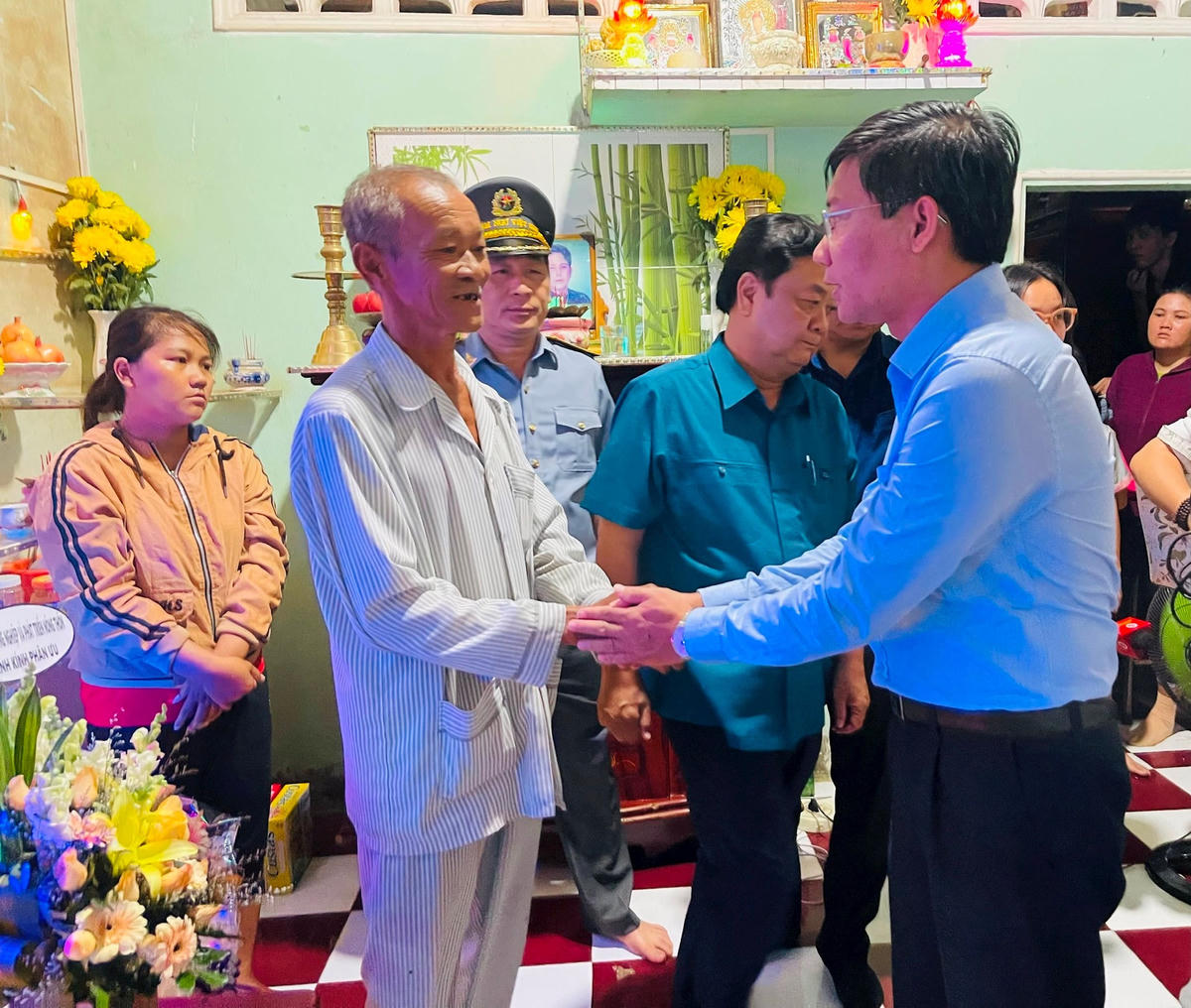Đoàn công tác thăm hỏi thân nhân các gia đình.