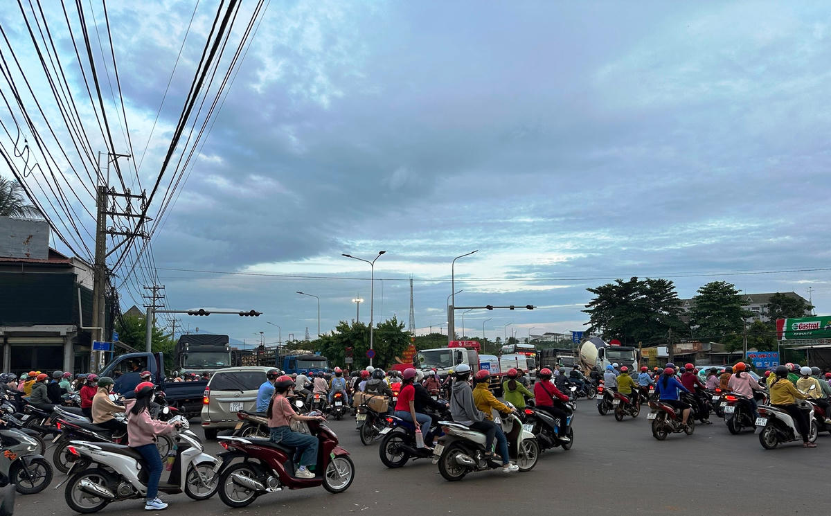 Tầm 16h30, công nhân tan ca từ đường Lê A đổ ra hướng Quốc lộ 1A. Ảnh: Mạnh Thìn.