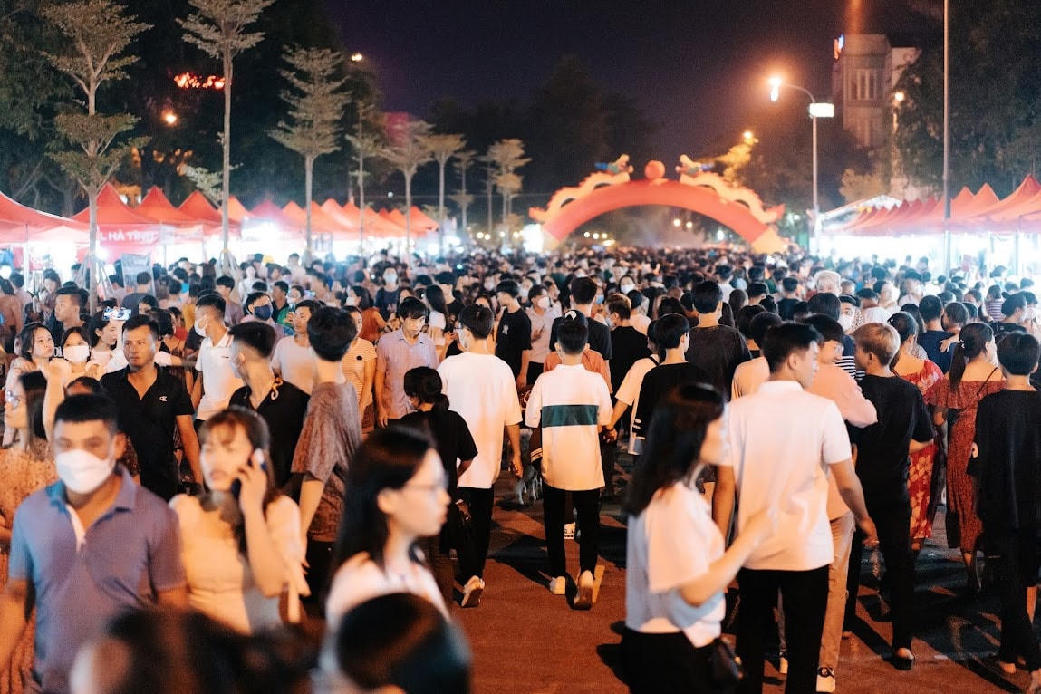 Người dân lưu luyến khi kết thúc phiên chợ đêm và phố đi bộ tại TP Hà Tĩnh