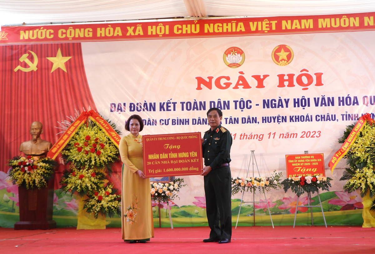 Đại tướng Phan Văn Giang trao biểu trưng hỗ trợ kinh phí 1,6 tỷ đồng tặng Ủy ban MTTQ tỉnh Hưng Yên để xây dựng 20 căn nhà Đại đoàn kết cho nhân dân.