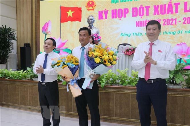 Chủ tịch HĐND Phan Văn Thắng và Chủ tịch UBND tỉnh Đồng Tháp Phạm Thiện Nghĩa tặng hoa chúc mừng ông Nguyễn Phước Thiện được bầu chức danh Phó Chủ tịch UBND tỉnh ngày 6/1/2023. (Ảnh: TTXVN).