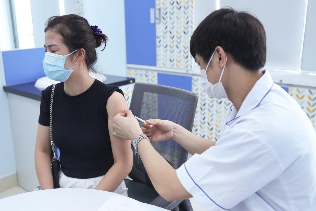 Bộ Y tế khuyến cáo, người dân cần tiêm đủ liều vaccine để giảm thiểu nguy cơ tái bùng phát dịch Covid-19.Ảnh: Quang Vinh.