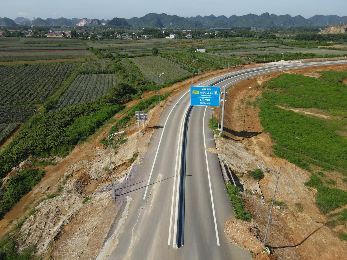 Trong hình là điểm đầu tuyến tại đường Đồng Giao (TP Tam Điệp), kết nối trực tiếp với cao tốc Bắc - Nam phía Đông (đoạn Mai Sơn - QL45). Điểm cuối của tuyến là tại nút giao đường QL12B và đường Đồng Phong - Cúc Phương (thuộc xã Văn Phong, huyện Nho Quan).