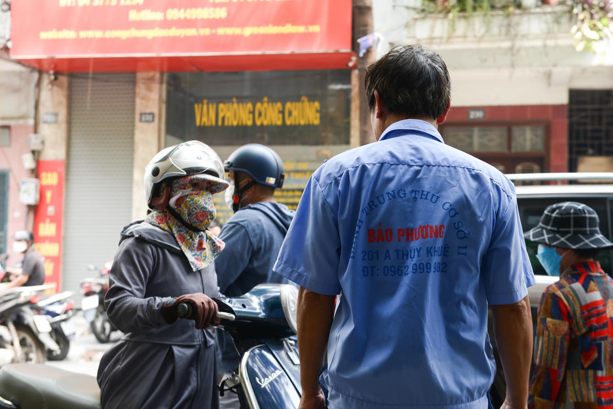 Bên cạnh đó, cửa hàng cũng bố trí nhân viên ở ngoài hướng dẫn khách hàng dừng đỗ xe, đảm bảo tránh ùn tắc trên tuyến đường Thụy Khuê.