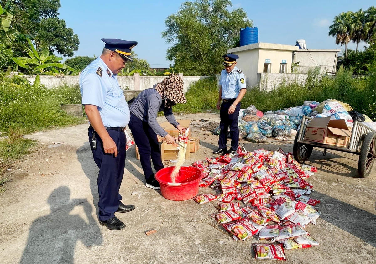Chủ hộ kinh doanh tiêu huỷ toàn bộ 367 gói bột nêm giả mạo nhãn hiệu.