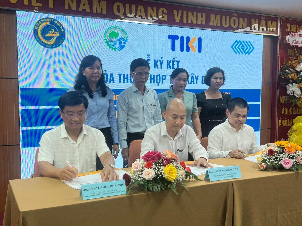 Đại diện các sở ngành TP HCM ký kết hợp tác.