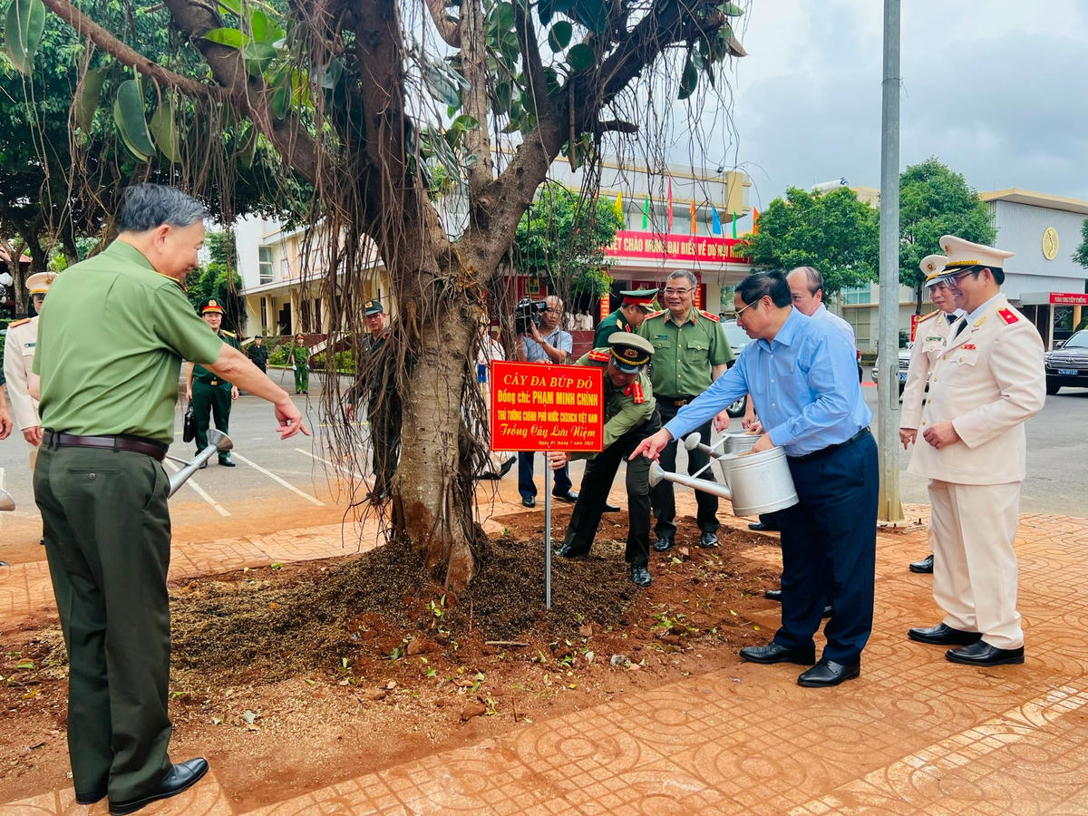 Thủ tướng Phạm Minh Chính cùng Bộ trưởng Tô Lâm trồng cây lưu niệm trong khuôn viên trụ sở Công an Đắk Lắk.