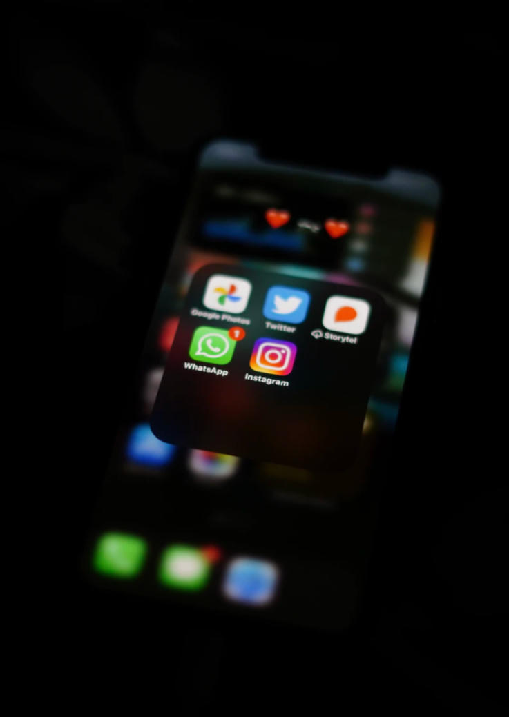 Cẩn thận khi tải những dạng ứng dụng nhất định trên điện thoại thông minh. Ảnh: Unsplash.