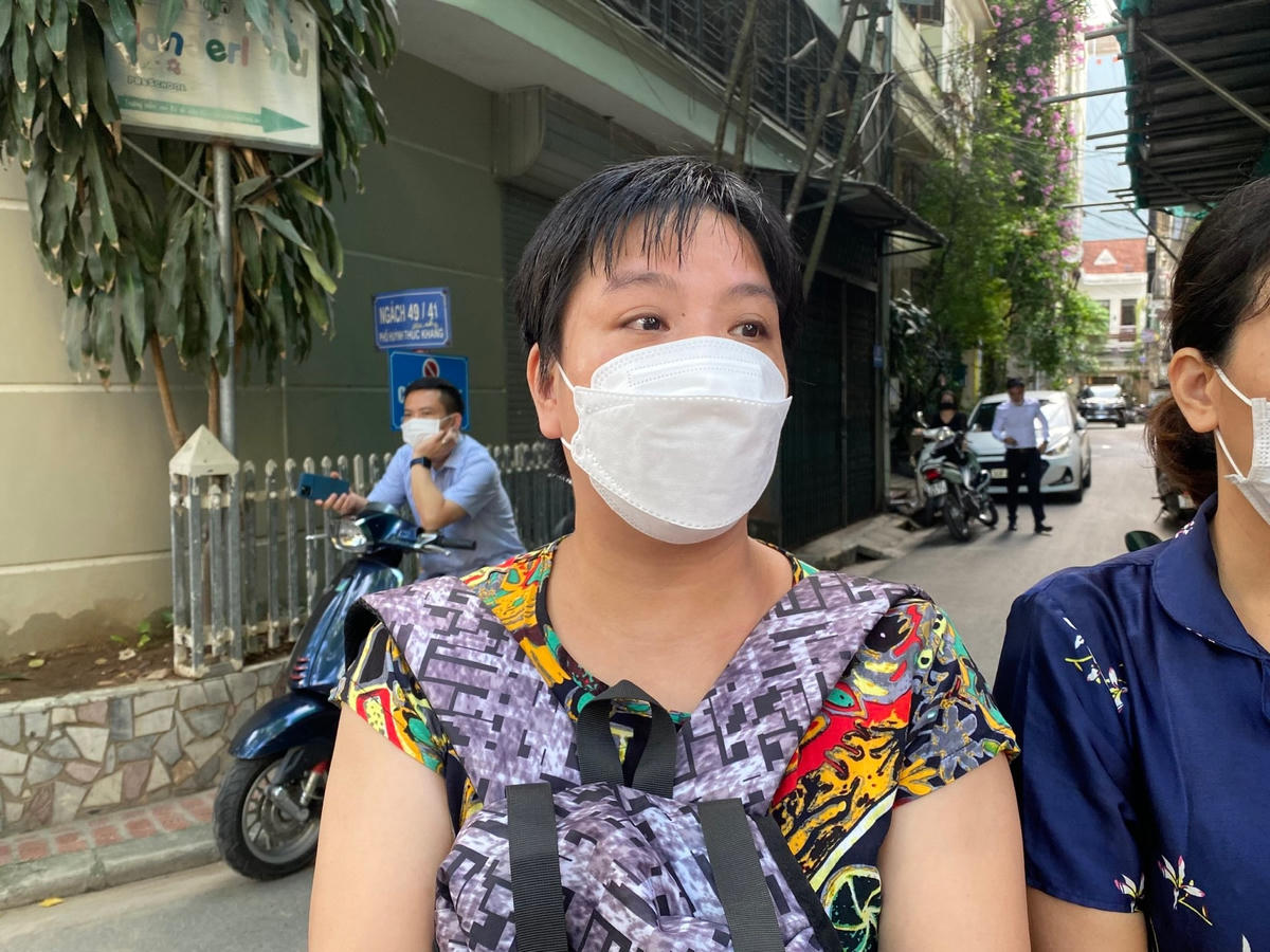 Chờ con ngoài điểm thi, chị Nguyễn Tuyết Mai, phụ huynh thí sinh Trần Hiếu Nghĩa, học sinh lớp 12A5, Trường THPT Đống Đa Hà Nội cho biết, chị và con lo lắng suốt đêm qua, không thể ngủ được. Sáng nay, con ăn xôi gấc trước khi đi thi để cầu mong may mắn.