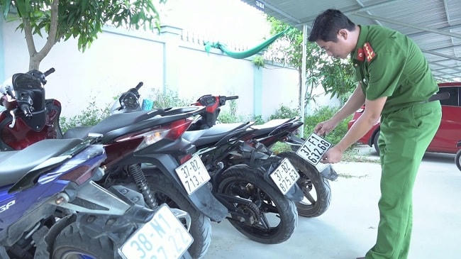 Những chiếc xe máy săn chó vào mỗi buổi đêm, luôn được các đối tượng thay bằng biển số giả.