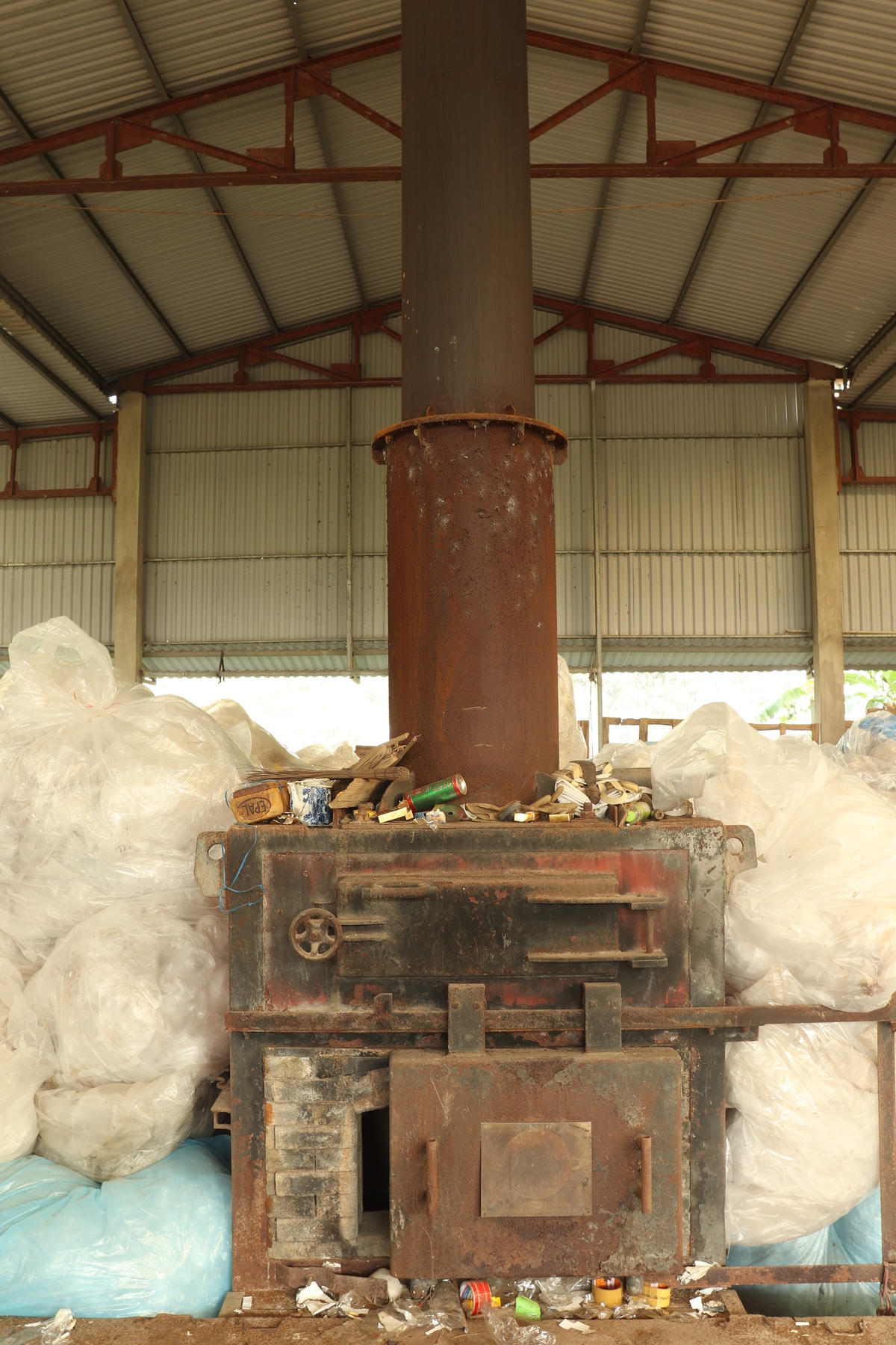 Để duy trì hoạt động của lò đốt, xã đã ký hợp đồng với một hộ dân tại địa phương để vận hành. Mức thu từ nhân dân là 8.000 đồng/ khẩu/tháng. Sau 5 năm hết hợp đồng, hộ gia đình này đã dừng ký hợp đồng do lò đốt xuống cấp, công nghệ lạc hậu, kinh phí bảo dưỡng lớn, thu không bù đủ chi...