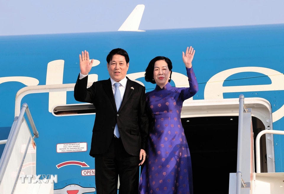 Chủ tịch nước Lương Cường và Phu nhân đến sân bay quốc tế Quatro de Fevereiro, thủ đô Luanda. (Ảnh: Lâm Khánh/TTXVN)