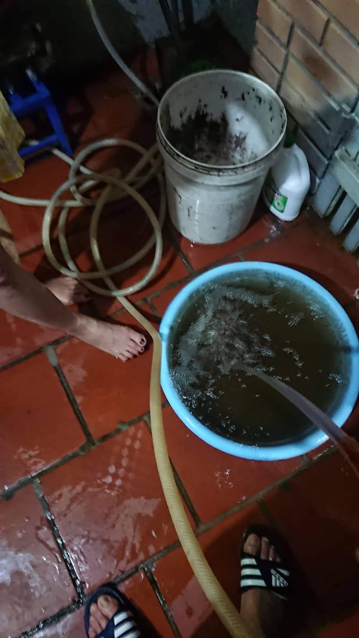 Nguồn nước sạch của người dân tại phường Vinh Tân chuyển sang màu đen, có mùi hôi.