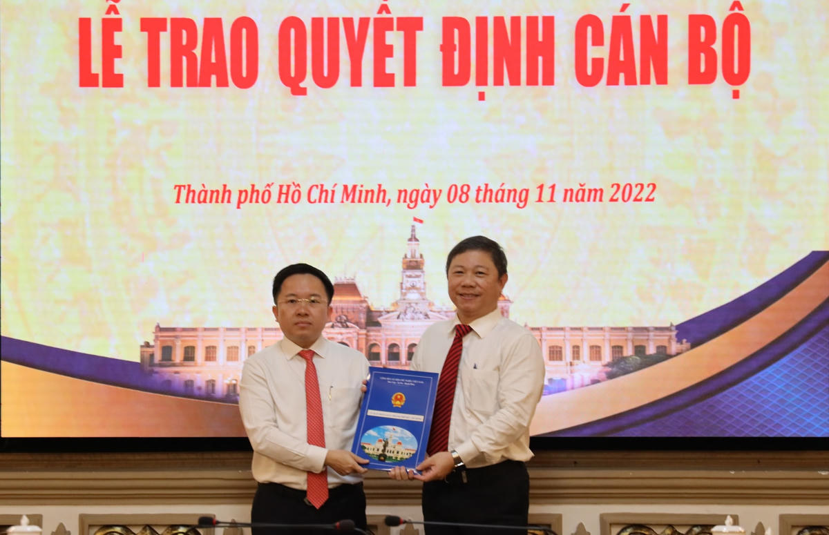 Phó Giám đốc Sở TT&TT TP HCM Từ Lương (bên trái) nhận quyết định điều động từ lãnh đạo TP HCM. Ảnh: VietNamNet.