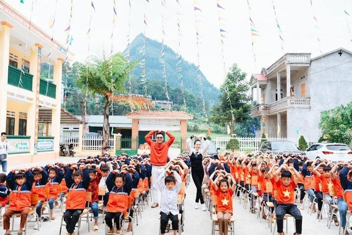 Vợ chồng ca sĩ Tuấn Hưng rất hạnh phúc khi nhìn thấy cơ sở được xây dựng khang trang, các em nhỏ được học hành, ăn ở tốt.  
