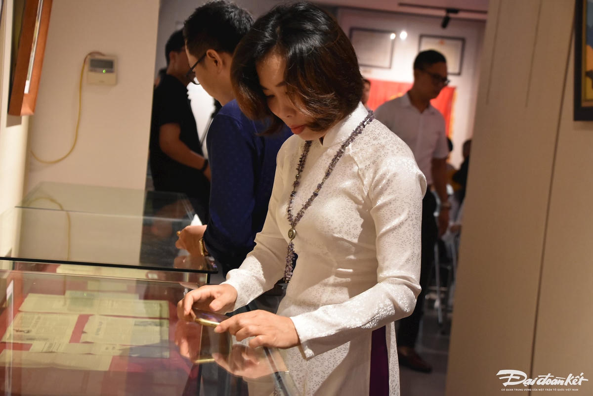 Một vị khách đang chụp lại các hiện vật của nhà báo Kim Toàn trưng bày tại Bảo tàng Báo chí Việt Nam.