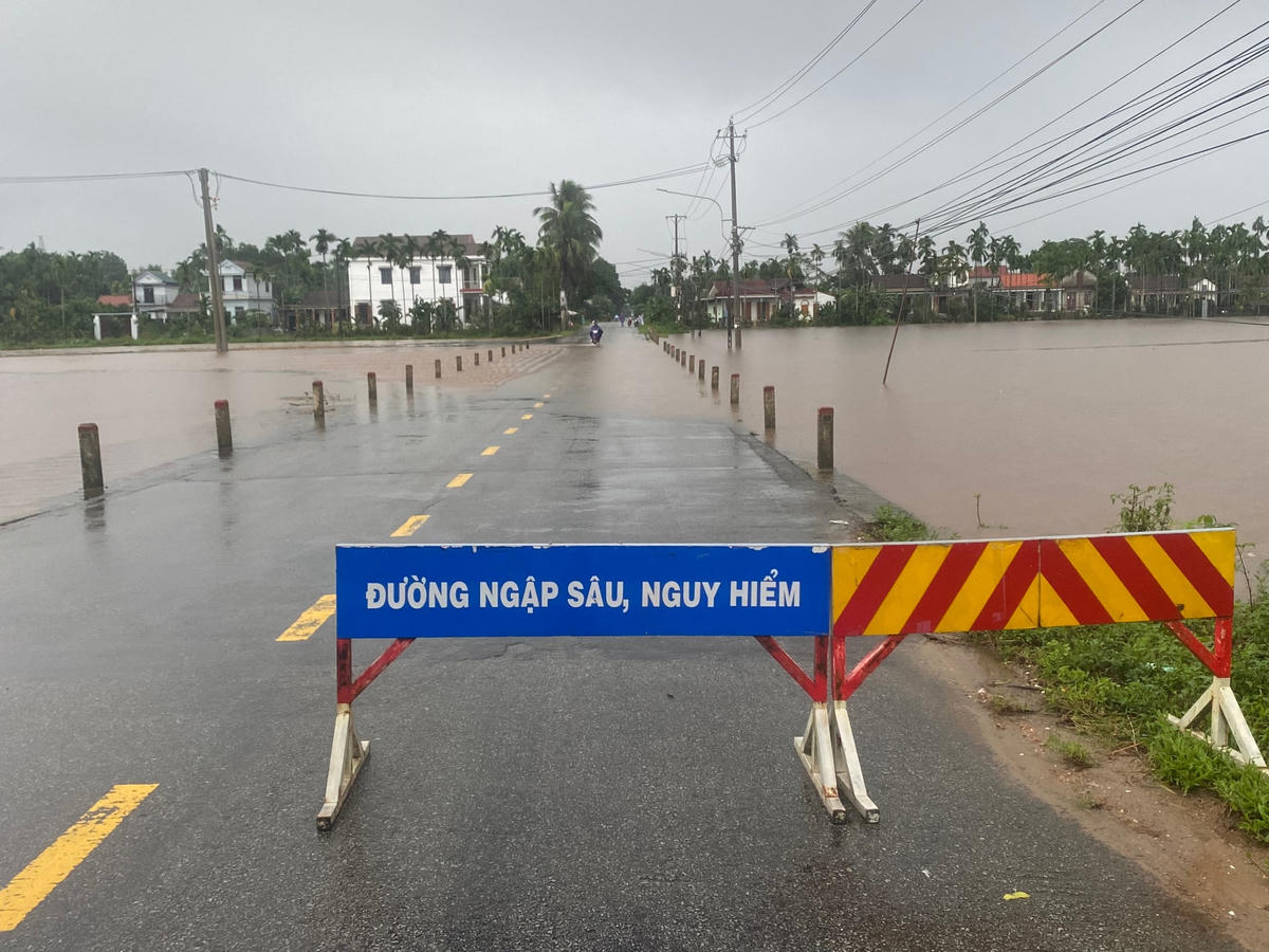 Lực lượng chức năng tiến hành đặt các biển cảnh báo tại những tuyến đường bị ngập sâu nhằm đảm bản an toàn cho người dân khi tham gia giao thông.