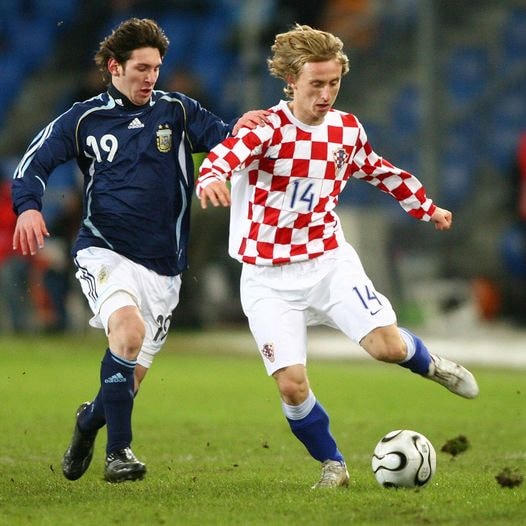Modric 21 tuổi và Messi 19 tuổi ở lần chạm trán đầu tiên năm 2006. Trận giao hữu Croatia - Argentina cũng là trận ra mắt của Modric khi ấy. Argentina thắng 3-2, Messi ghi 1 bàn ở trận này. Ảnh: FIFA.