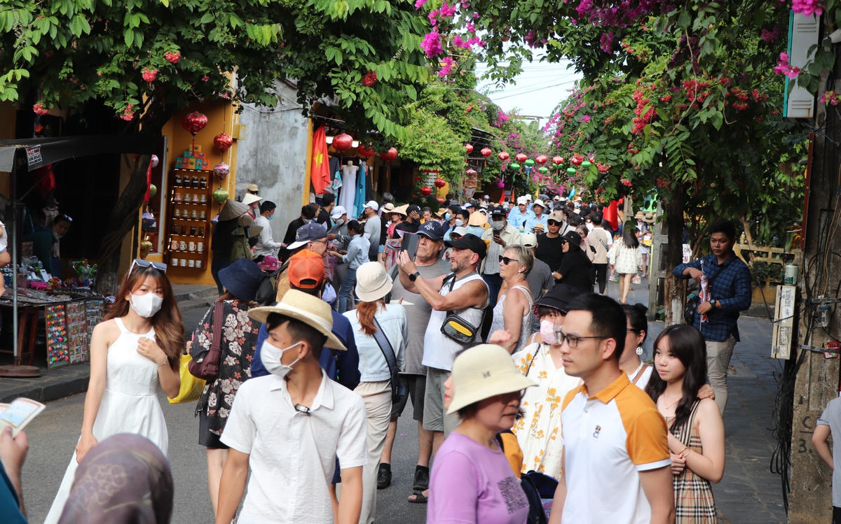 Du khách check in, chụp ảnh trên đường Trần Phú.