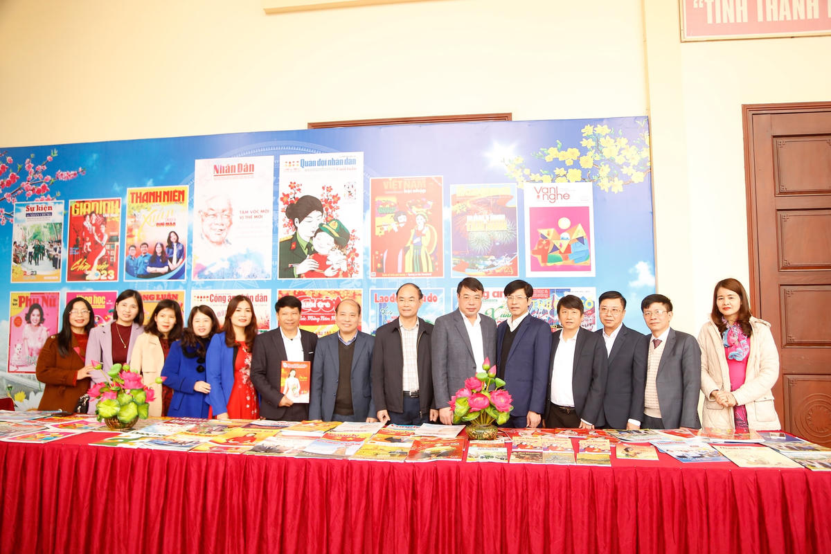 Các đại biểu chụp ảnh lưu niệm tại Hội báo Xuân 2023.