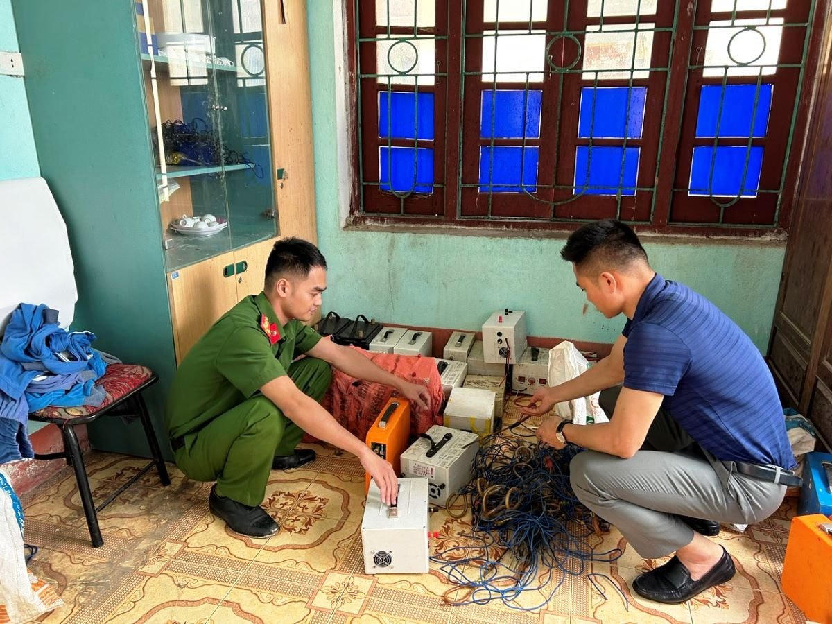Hàng chục bộ kích điện của các đối tượng “giun tặc” bị Công an huyện Thường Xuân thu giữ.