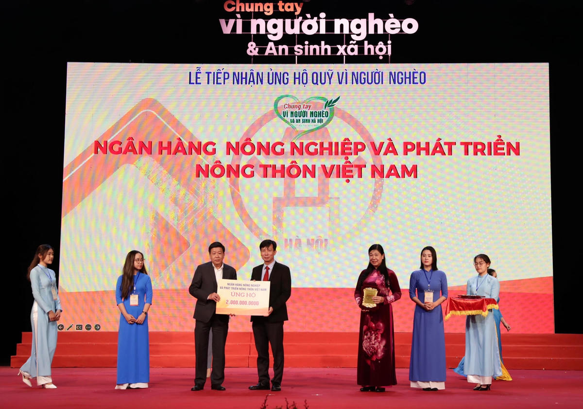 Đ/c Phạm Đức Tuấn - Phó Tổng giám đốc, Chủ tịch Công đoàn Agribank trao 02 tỷ đồng cho Quỹ “Vì người nghèo”.