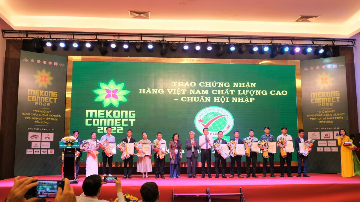 Trao giấy chứng nhận Hàng Việt Nam chất lượng cao - Chuẩn hội nhập cho chủ thương hiệu.