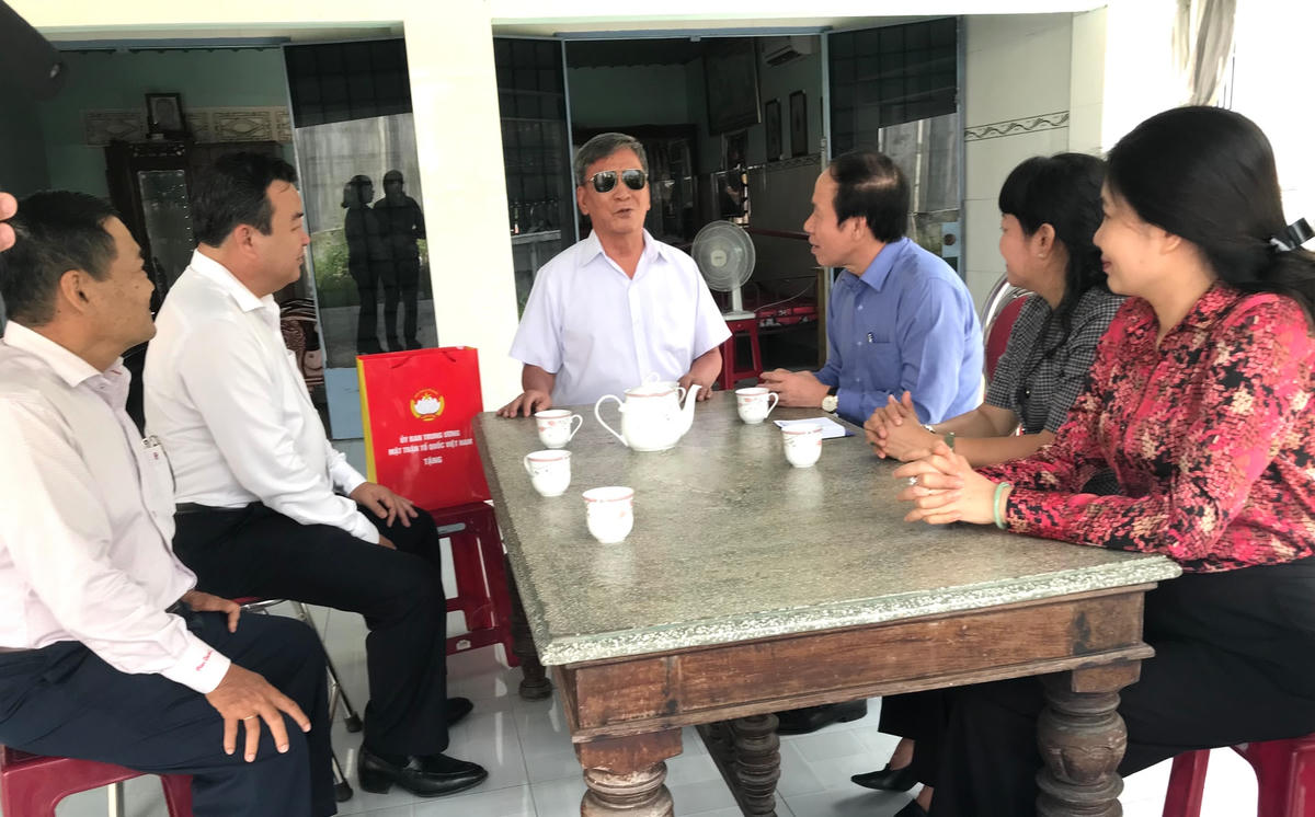 Phó Chủ tịch - Tổng Thư ký Lê Tiến Châu và lãnh đạo Tây Ninh hỏi thăm Mẹ Việt Nam anh hùng Đồng Thị Chanh và ông Ngô Thành Quân.  
