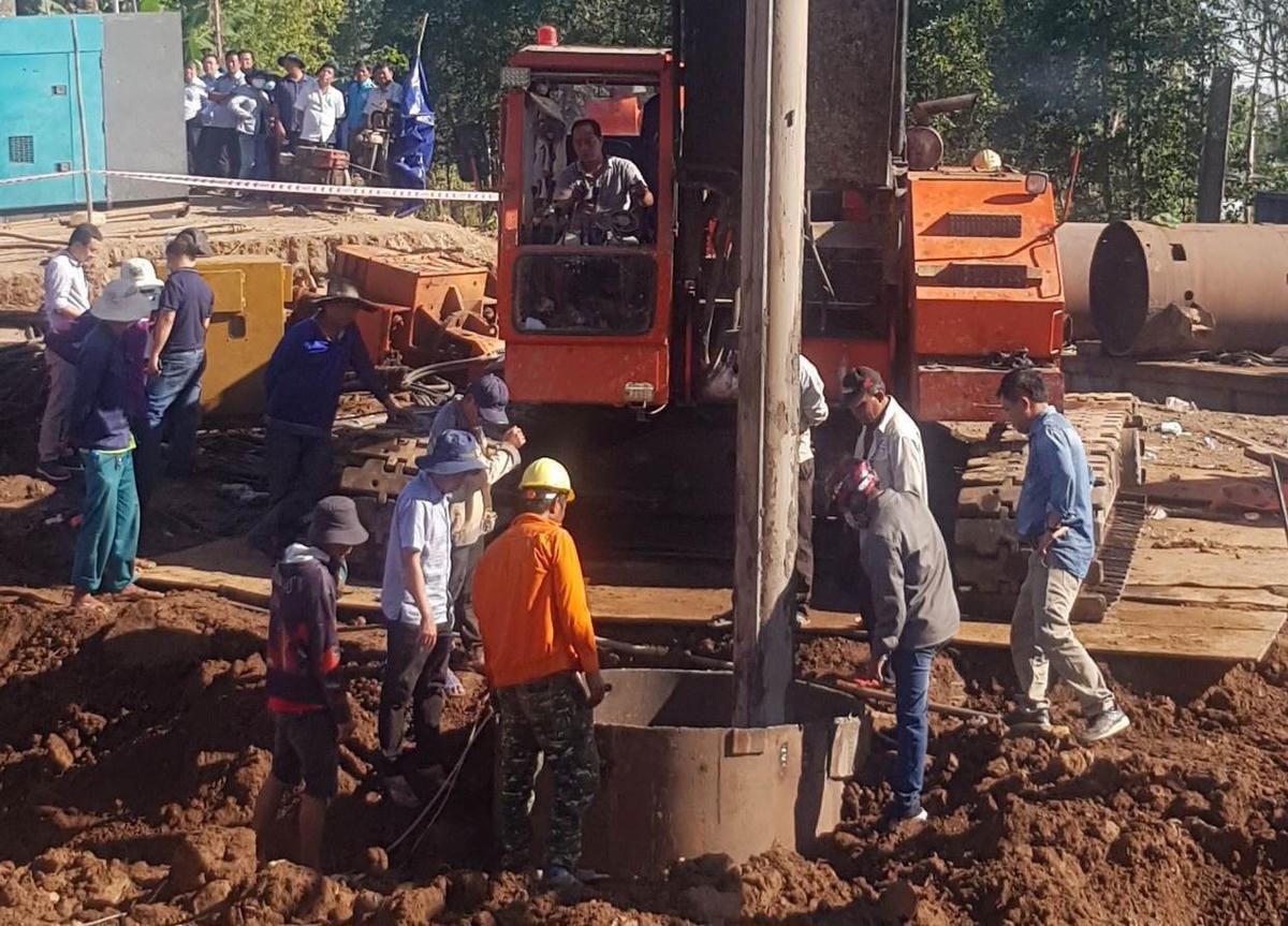 Bùn đất đang được lấy ra khỏi ống thép. Ảnh: VNN.