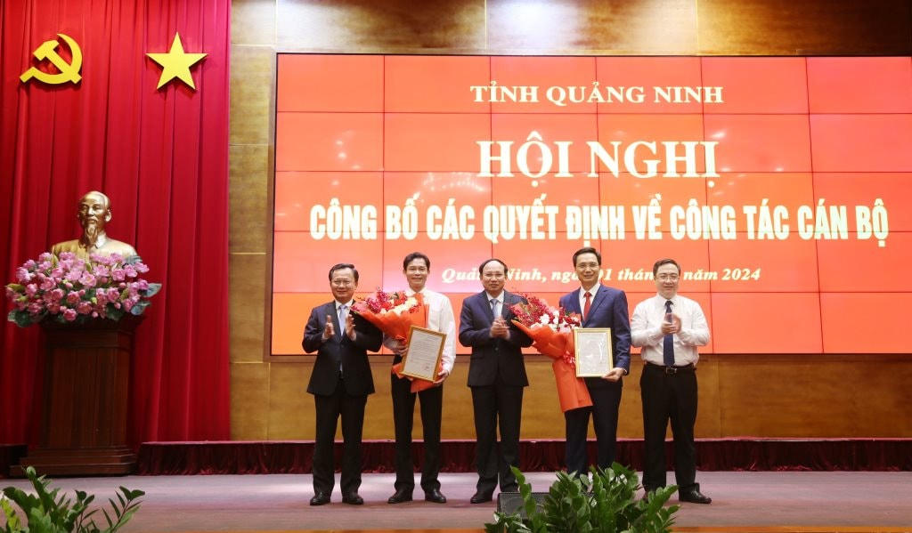 Lãnh đạo tỉnh Quảng Ninh trao quyết định và chúc mừng các ông Nguyễn Mạnh Cường, Giám đốc Sở Khoa học và Công nghệ; ông Hồ Văn Vịnh, Giám đốc Sở Ngoại vụ.