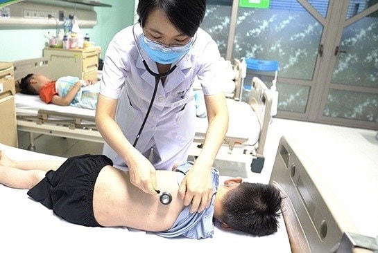 Bác sĩ khám cho một trẻ bị viêm phổi do Mycoplasma. (Ảnh: PV/Vietnam+).