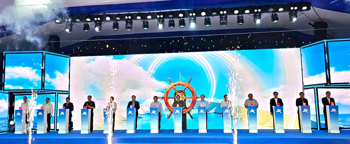 Thủ tướng Chính phủ Phạm Minh Chính cùng các đại biểu bấm nút khởi công Dự án đầu tư xây dựng và kinh doanh cơ sở hạ tầng Khu công nghiệp và Khu phi thuế quan Xuân Cầu.