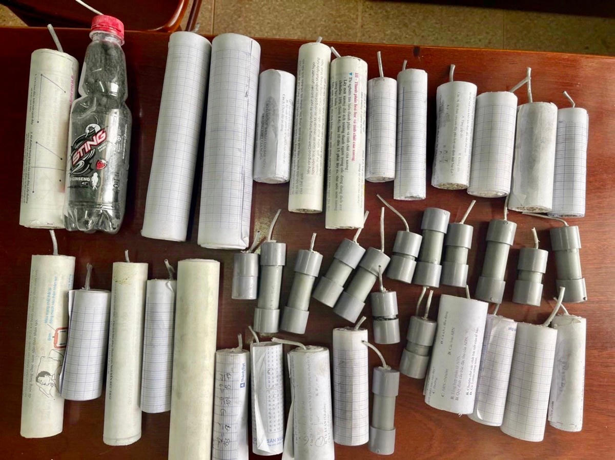 45 quả pháo các thanh thiếu niên tự chế để sử dụng vào dịp Tết Nguyên đán sắp tới.
