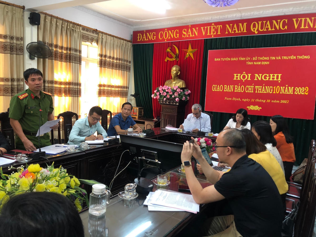 Thượng tá Phạm Hoàng Hiệp thông tin tại Hội nghị.