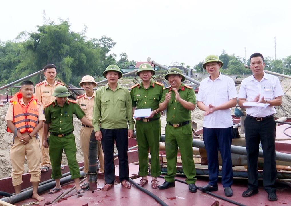 Bí thư Huyện uỷ - Chủ tịch UBND huyện Đức Thọ có mặt tại hiện trường động viên khen thưởng lực lượng chức năng. 