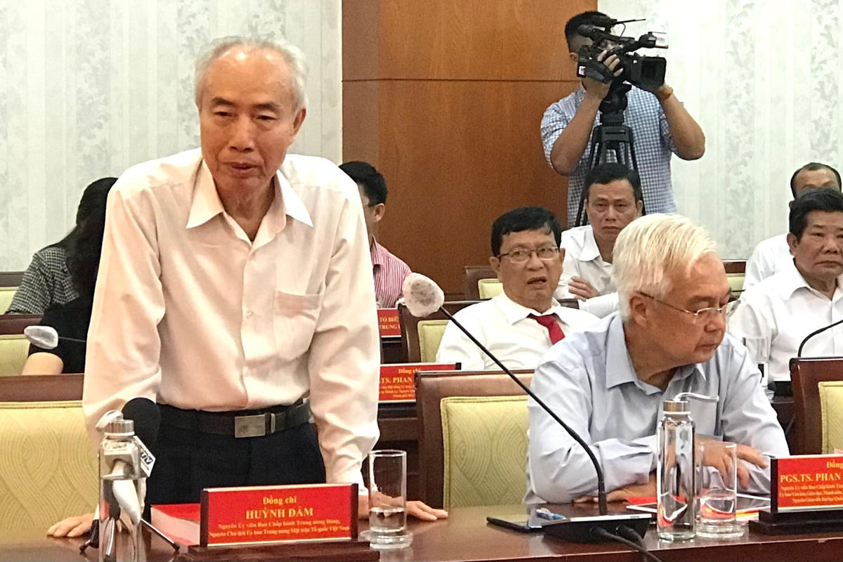 Nguyên Chủ tịch UBTƯ MTTQ Việt Nam Huỳnh Đảm đóng góp ý kiến tại Hội thảo.