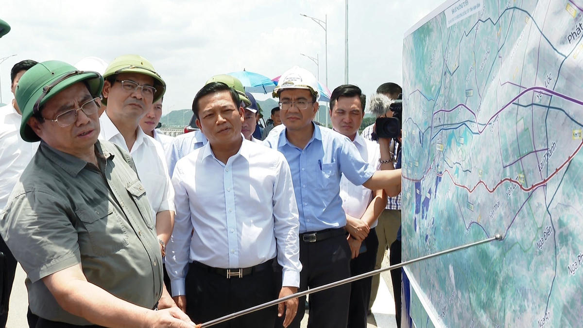 Vào ngày 23/7, Thủ tướng Chính phủ Phạm Minh Chính đã đi khảo sát thực địa hiện trường, nghe báo cáo về tiến độ thi công tuyến đường Đông - Tây của tỉnh Ninh Bình. 
