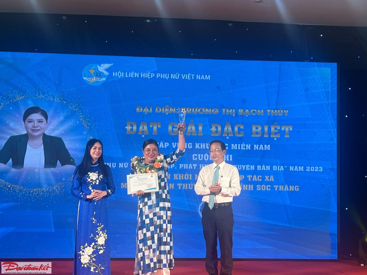 Dự án Hợp tác xã mây tre đan Thủy Tuyết của chị Trương Thị Bạch Thủy (đứng giữa) đến từ tỉnh Sóc Trăng xuất sắc đoạt giải đặc biệt của cuộc thi.