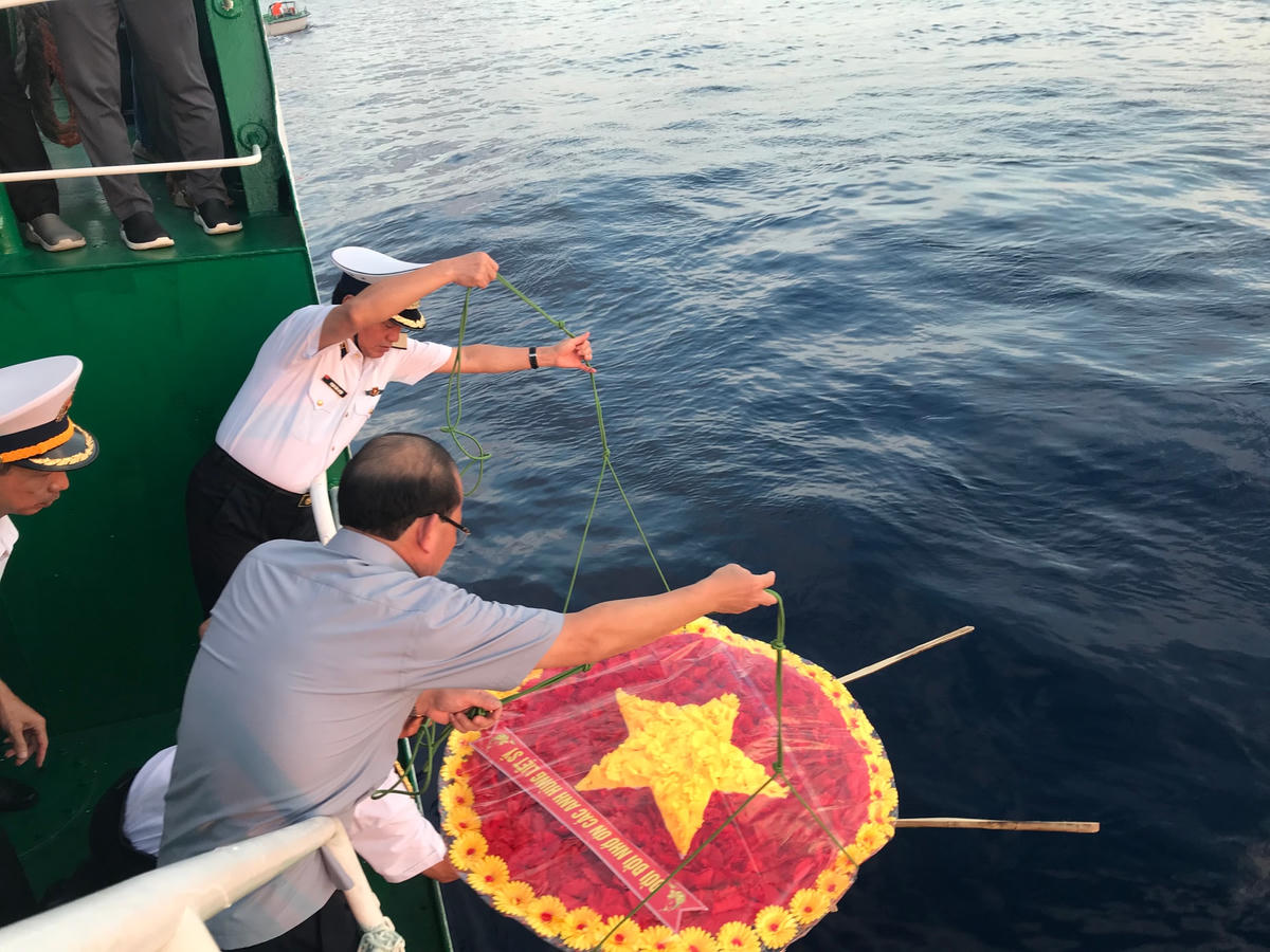 Chuẩn Đô đốc Phạm Văn Luyện - Phó Chủ nhiệm Chính trị Quân chủng Hải quân và Phó Chủ tịch UBTƯ MTTQ Việt Nam Hoàng Công Thủy đại diện Đoàn công tác số 12 thả hoa tưởng niệm các anh hùng liệt sĩ đã anh dũng hy sinh bảo vệ biển đảo Tổ quốc.  