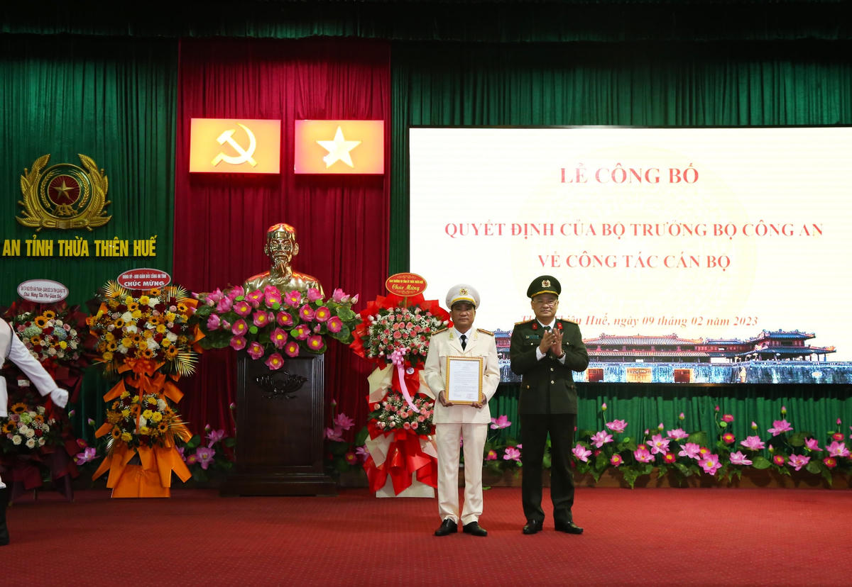Thượng tá Hồ Xuân Phương (bìa trái) được bổ nhiệm giữ chức vụ Phó Giám đốc Công an tỉnh Thừa Thiên - Huế.