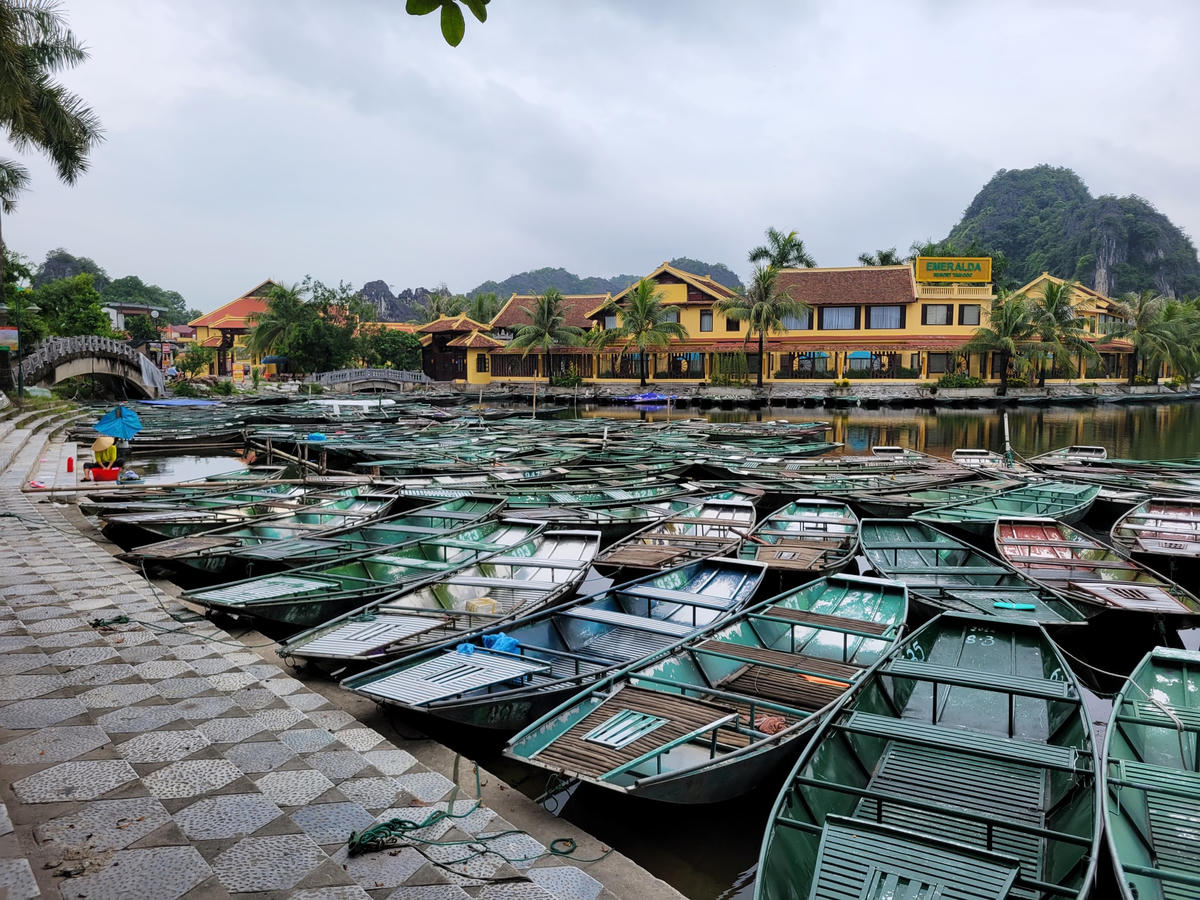 Ông Nguyễn Quốc Hưng, Chủ tịch UBND huyện Hoa Lư cho biết: Trong thời gian tới, chính quyền sẽ tiếp tục tổ chức đối thoại với người chở đò ở KDL Tam Cốc - Bích Động để tìm được tiếng nói chung, đảm bảo quyền lợi người dân. Ông Hưng cho rằng, trong hợp đồng lao động của DN đưa ra, phải tôn trọng hương ước của làng vì hoạt động chèo thuyền vẫn dựa vào số lượng đò của người dân thôn Văn Lâm.