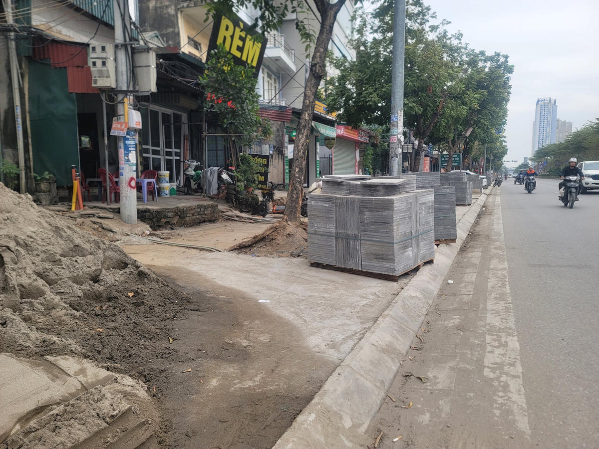 Theo phản ánh của người dân sinh sống hai bên tuyến đường Lê Trọng Tấn, vỉa hè tuyến đường này được hoàn thành cách đây vài năm. Từ giữa tháng 9 năm nay, các đơn vị thi công đem máy móc đến đào lên thi công lại.