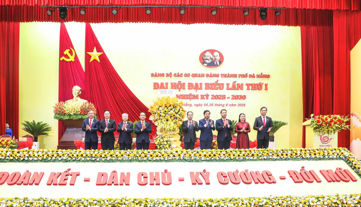 Thường trực Thành ủy tặng hoa chúc mừng đại hội. Ảnh