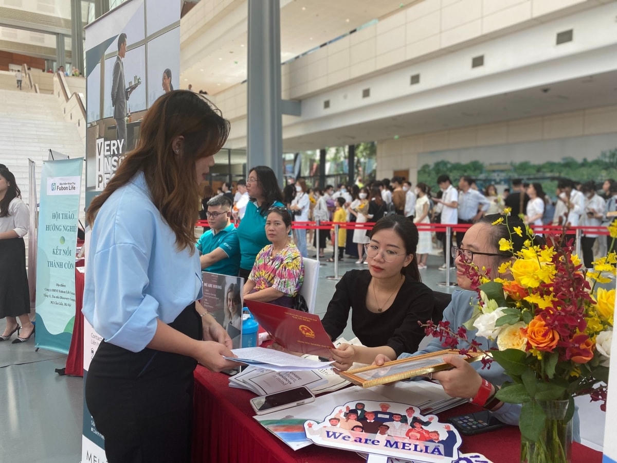 3.000 vị trí việc làm được tuyển dụng trực tiếp trong khuôn khổ Lễ tốt nghiệp năm 2023 của Trường Đại học Mở Hà Nội.