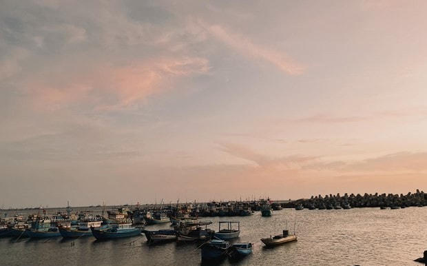 Nhiều ghe thuyền, thị trấn Phan Rí Cửa phải nằm bờ.