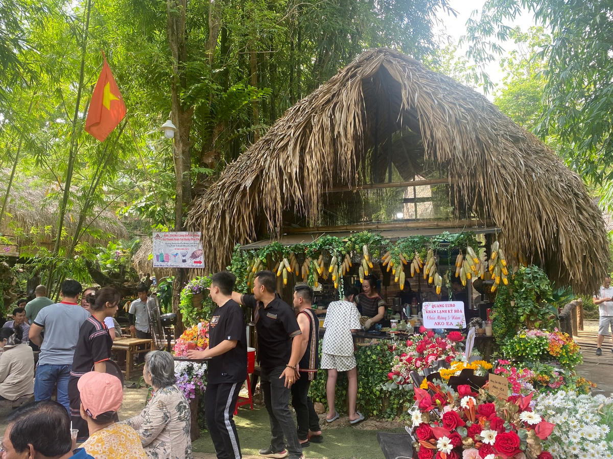 Du khách khám phá văn hóa của các dân tộc bản địa.