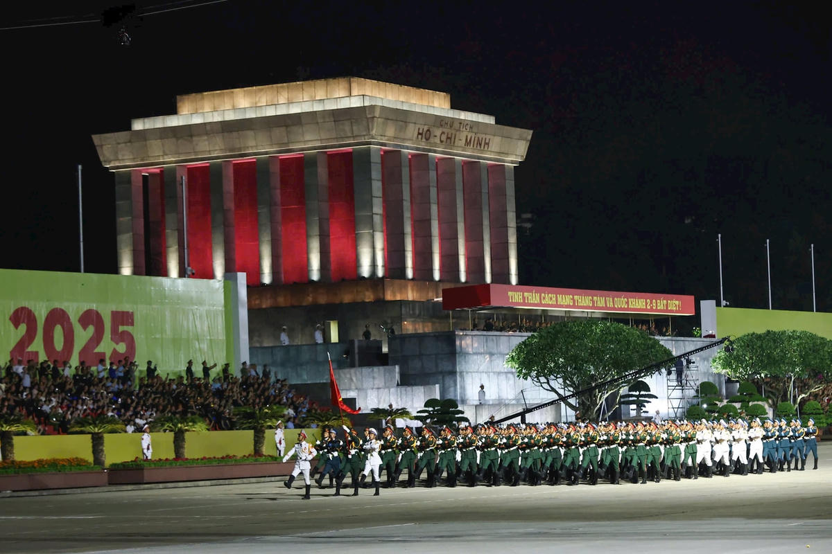 Các khối diễu binh, diễu hành tiến qua Quảng trường Ba Đình trong buổi Tổng hợp luyện lần thứ nhất. Ảnh Quang Vinh