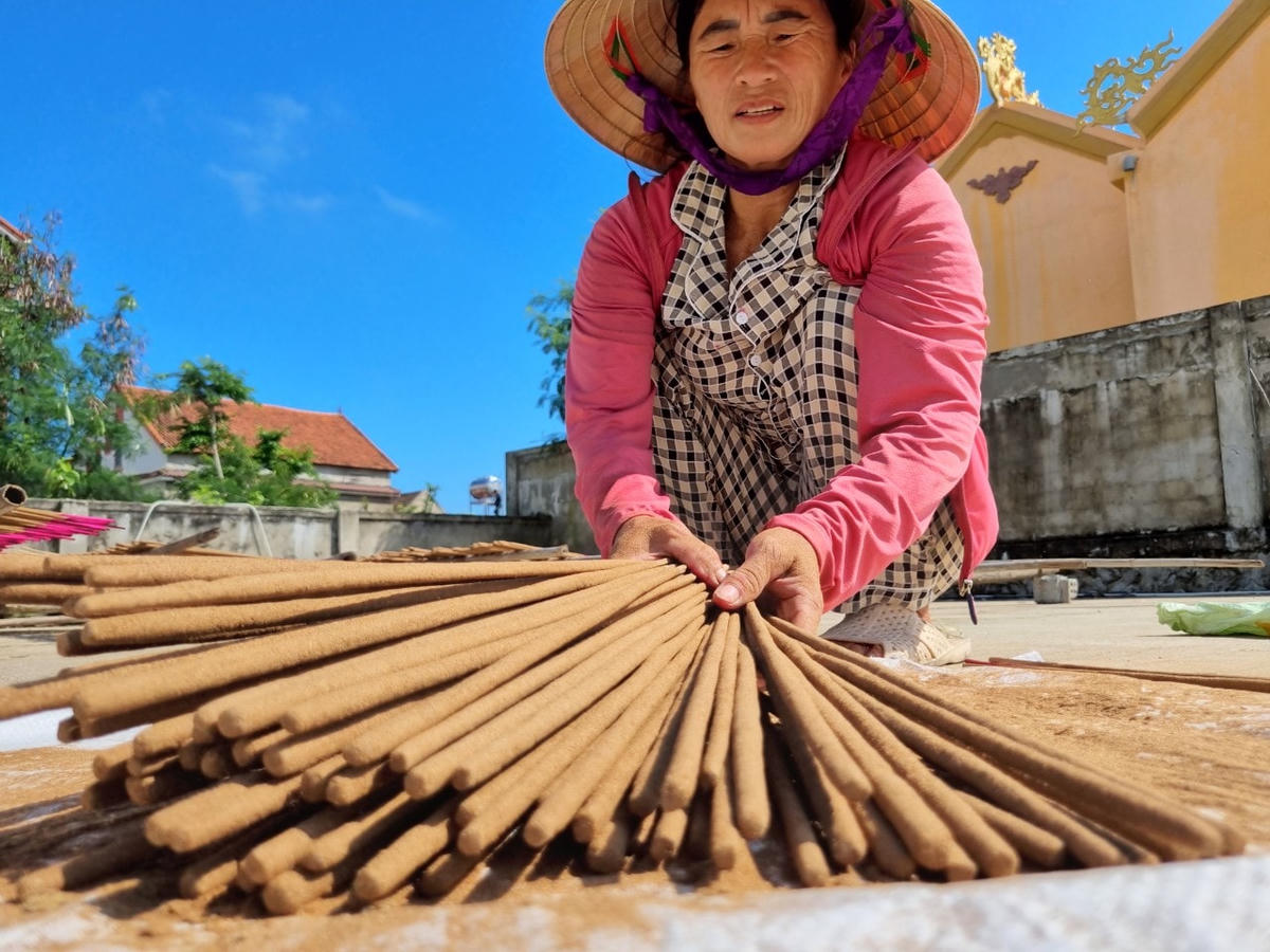Gọi những người dân nơi đây là "nghệ nhân” bởi đây là nghề lắm công phu và đòi hỏi rất nhiều sự khéo léo. Đôi tay với động tác chẻ tre điêu luyện, có thể ước chừng đúng tỉ lệ dài, rộng của thanh tre. Hay để có cây hương tròn đều, tay người thợ phải thoăn thoắt, dứt khoát trên bàn se.