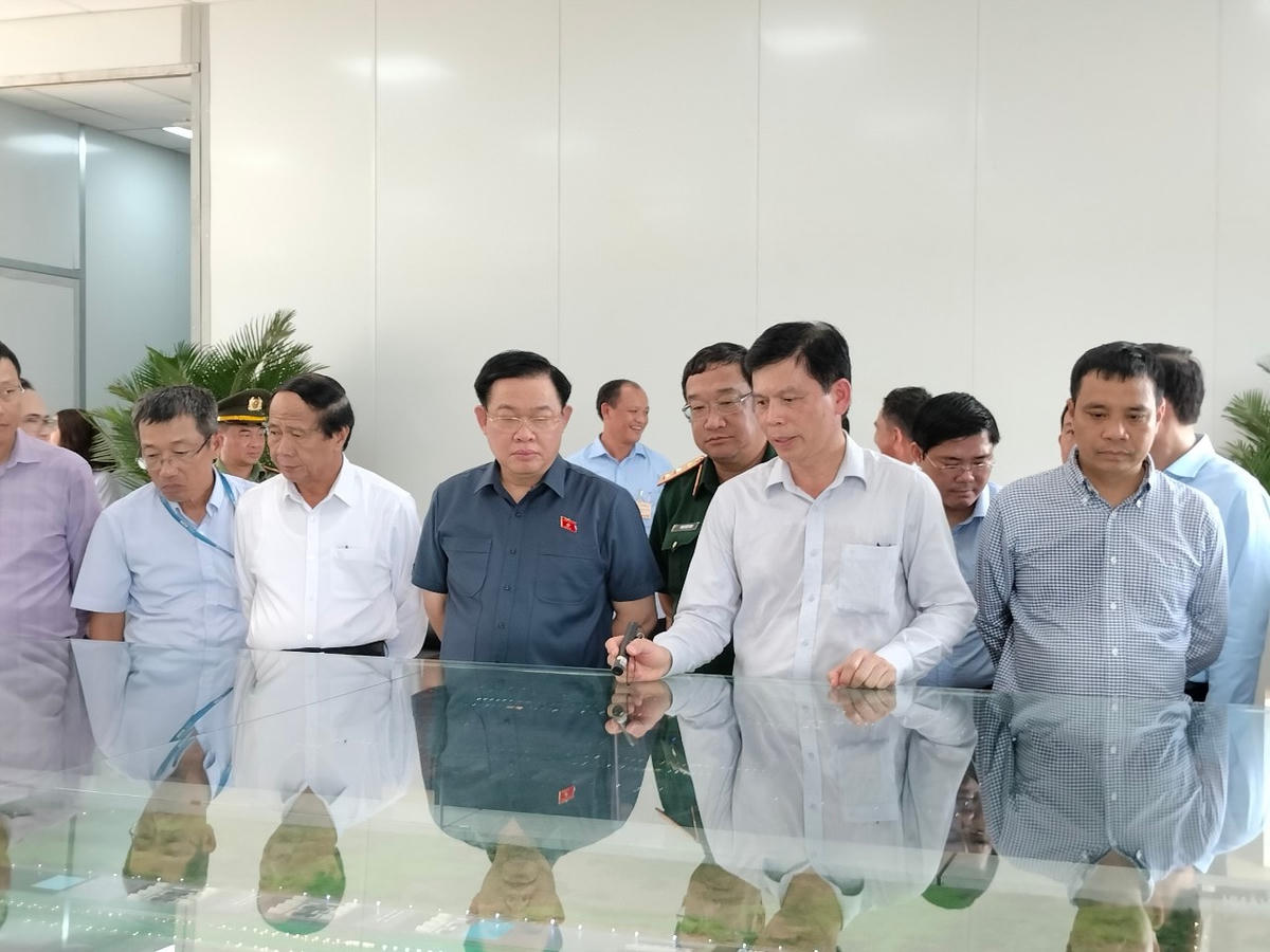 Chủ đầu tư dự án giới thiệu về cảng hàng không quốc tế Long Thành trên sa bàn.