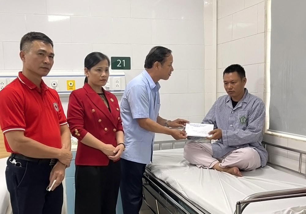 Ông Trịnh Hữu Bàn, Phó Chủ tịch Thường trực Ủy ban MTTQ tỉnh Bắc Giang và lãnh đạo Hội chữ thập đỏ tỉnh Bắc Giang trao hỗ trợ cho gia đình nạn nhân.